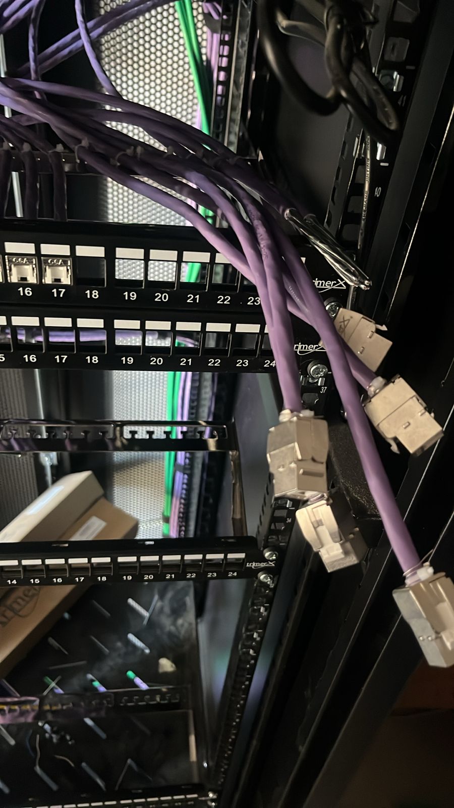 Peinado de cables de red con conectores RJ45 para patch panel