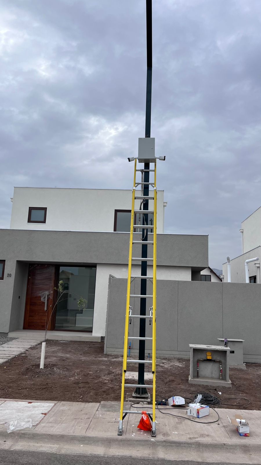 Par de cámaras de seguridad bullet instaladas en poste metálico