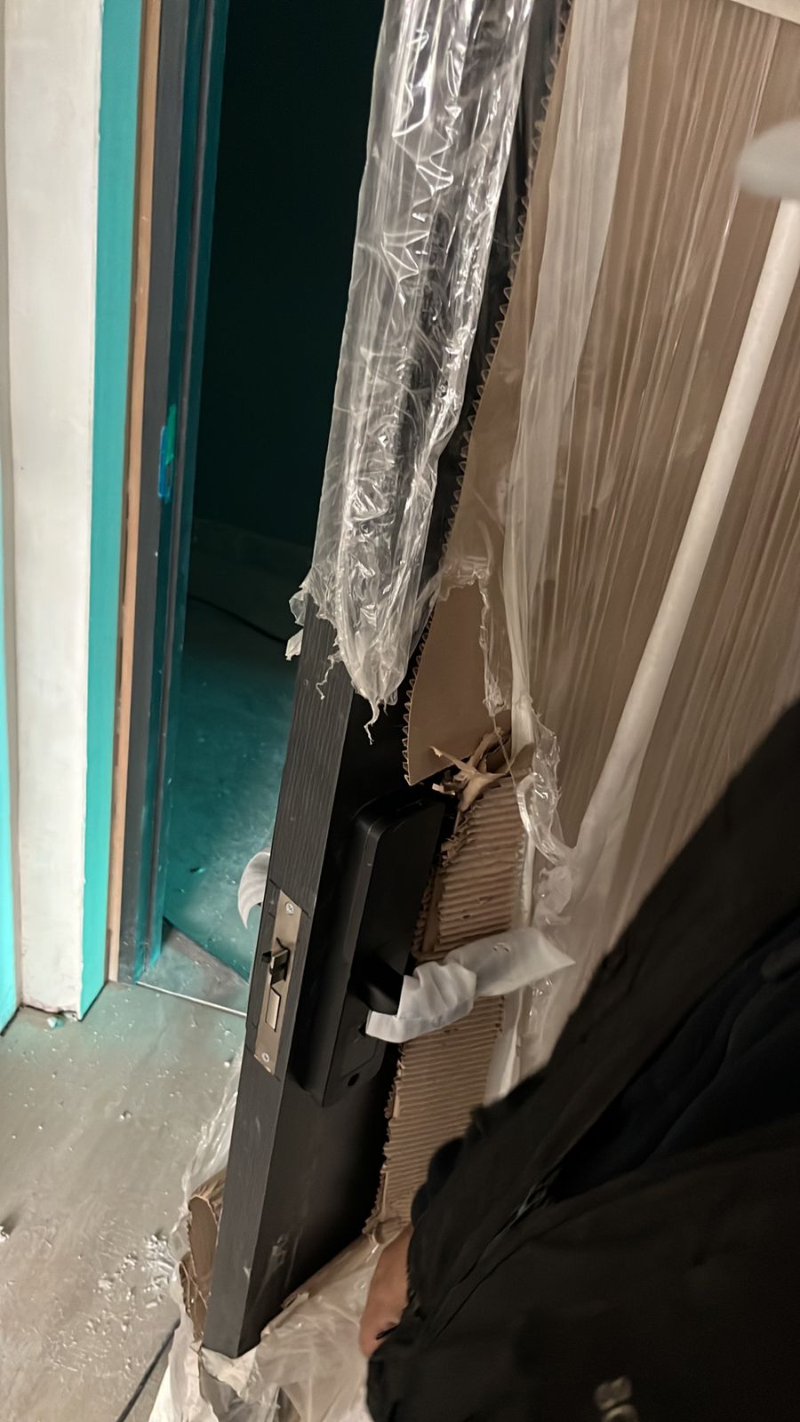 Cerradura magnética inteligente de perfil angosto en puerta de vidrio y aluminio
