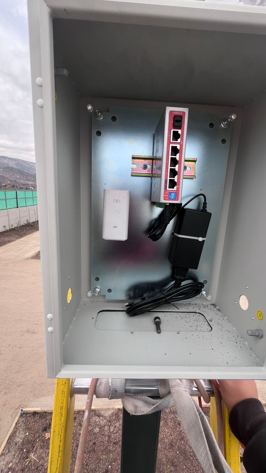 Switch industrial montado en riel DIN dentro de gabinete metálico estanco